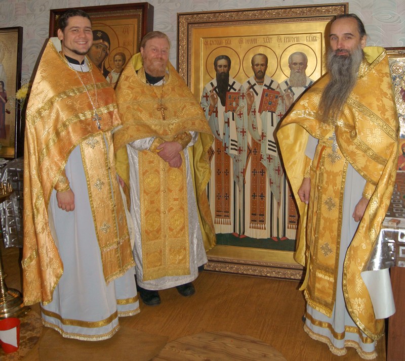 Иерей Алексей Занозин, иерей Анатолий Кузнецов, иерей Сергий Кабанов возле иконы Трех Святителей